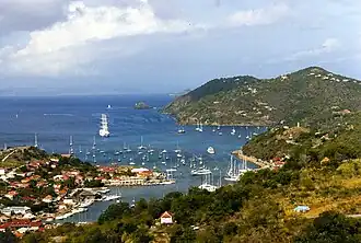 Gustavia avec La Pointe tout à gauche.