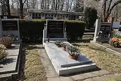 Vue d'ensemble de la tombe de Josef Doležal au cimetière de Dolní Počernice à Dolní Počernice, Prague.