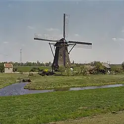 Le moulin, un canal, et le polder Lage Boezem.