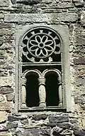 Église Saint-Michel-de-Lillo d'Oviedo, fenêtre à remplage de pierre, avec une rosace.