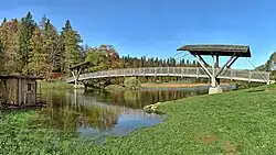 La passerelle sur le lac de Saint-Point.