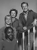 Casting principal de la série Ozzie's Girls&nbsp;(en) (1973), avec Ozzie Nelson, Harriet Nelson, Susan Sennett.