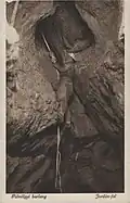 Détail de la grotte de la vallée de Pál avec Károly Jordán&nbsp;(de) sur le mur Jordán (carte postale).