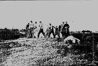 Pèlerins faisant le tour de la « jument de pierre » (1903)