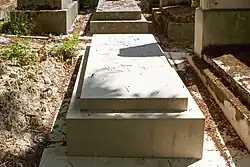 Sépulture au cimetière du Père-Lachaise (division 71).