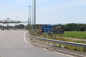 Gare de péage de Crottet, A406 : « pour votre sécurité gare de péage sous vidéo-surveillance ».