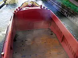 Cale avant d'une grande péniche pouvant accueillir du vrac ou des conteneurs.