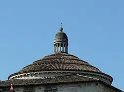 Coupole surmontée d'un lanternon.