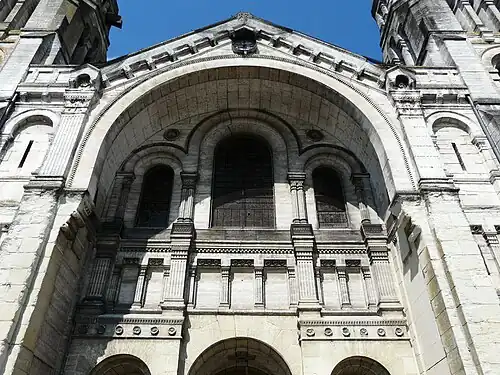 La façade au-dessus du portail.