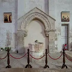 Le tombeau de Jean d'Asside et les fonts baptismaux.