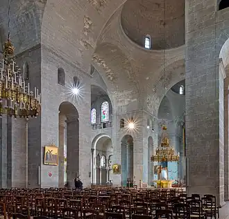 Vue en diagonale de la nef et du choeur.