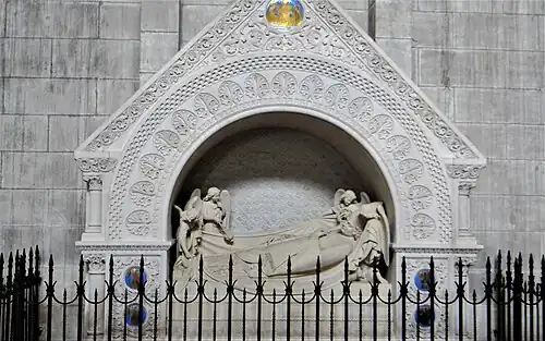 Tombeau de Jean-Baptiste-Amédée George de La Massonnais. Le gisant de l'évêque a été sculpté en 1863 par Michel-Pascal.