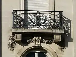 Le balcon d'une porte-fenêtre.