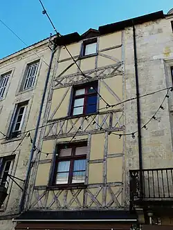 La façade nord d'une maison à pans de bois.