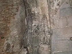 Sculptures en bas-relief.