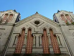 Fenêtre à moucharabieh, côté rue Notre-Dame.