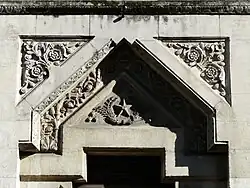 Le tympan du portail.