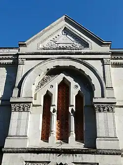 La fenêtre et le fronton au-dessus du portail.