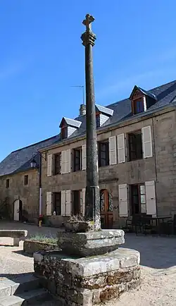 La croix sur le parvis de l'église.