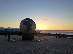 Globe au centre de la place des Émigrants (pt) à Ribeira Grande, Açores
