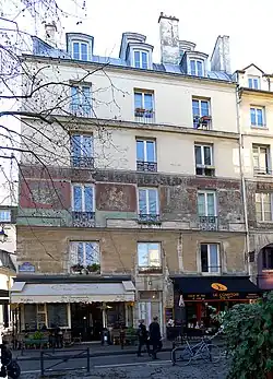 Immeubles décorés des nos&nbsp;1-3, à l'angle de la rue.