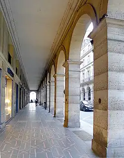 Arcades de la rue des Pyramides.