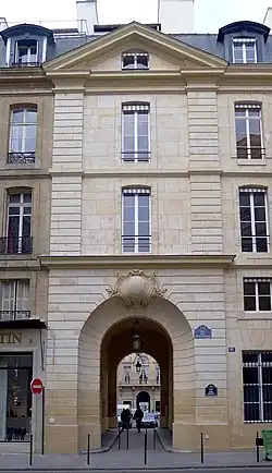 Le 11, rue des Bons-Enfants avec le passage Vérité permettant l'accès à la place de Valois.