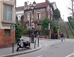 Le haut de la place avec l'escalier permettant l'accès à la Campagne à Paris.