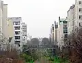 Passerelle de la rue des Meuniers enjambant les voies de la Petite Ceinture près du boulevard Poniatowski.