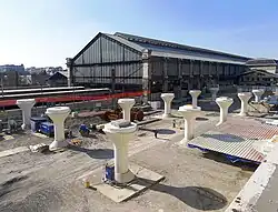 Poteaux de couverture des voies de la gare d'Austerlitz (mars 2011).