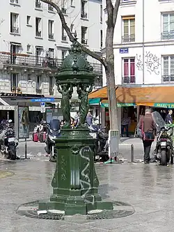 Face au no&nbsp;4 ou 6 : fontaine Wallace.