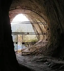 Sortie de la grotte de Sainte Lucie Inférieure.