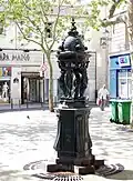 Fontaine Wallacesur le petit square jouxtant la rue.