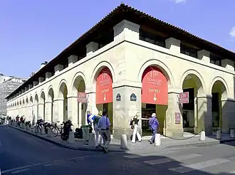 Le marché Saint-Germain à l'angle des rues Mabillon et Lobineau.
