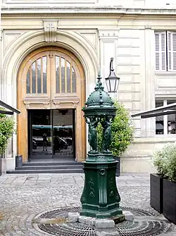 ... et une fontaine Wallace, face à l'entrée de celle-ci.