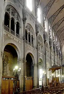 La tribune droite avec la chaire.