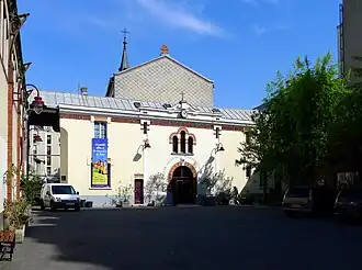 Nos&nbsp;68-70 : entrée (côté rue Falguière) de l'église Saint-Jean-Baptiste-de-La-Salle.