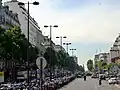 Avenue du Maine vue de la gare Montparnasse ; au loin, le clocher de l'église Saint-Pierre-de-Montrouge qui marque l'extrémité sud de cette avenue.