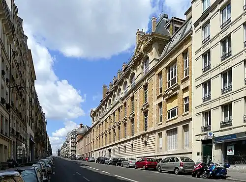 Vue de la rue et des anciens locaux de l'Institut national agronomique.