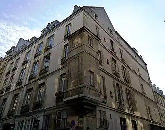 Immeuble du no&nbsp;8, tourelle d'angle (inscrite aux monuments historiques).