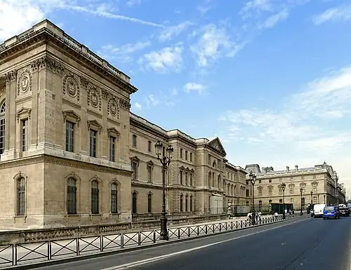 La façade nord du palais du Louvre.