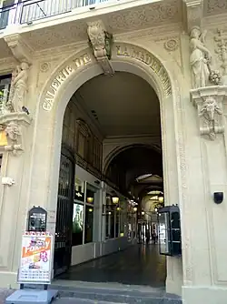 No&nbsp;9, entrée de la galerie de la Madeleine.