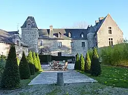 Le château-hôtel "Domaine des Abbatiales" (ancien château de Kerdréan).