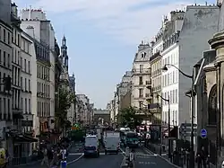 La rue du Faubourg-Saint-Martin (2011) en direction de la porte Saint-Martin.