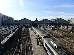 Les voies et la gare, vues respectivement de la place de l'Europe (à gauche), du boulevard des Batignolles (centre) et au niveau de la rue des Dames (à droite).