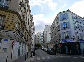 La rue vue de la rue de l'Abbé-Groult.