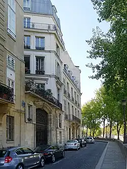 Quai d'Anjou au niveau des nos&nbsp;3 et 5.