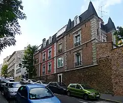 Partie pavillonnaire de la rue.