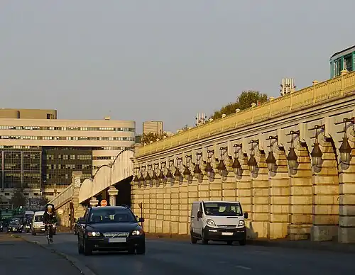 Pont de Bercy avec le viaduc du métro (2011).