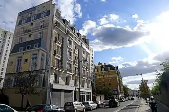 Rue d'Aubervilliers (côté 19e) au niveau des jardins d'Éole situés dans le 18e.